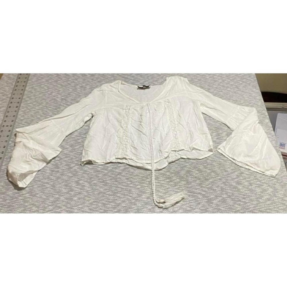 Kendall + Kylie white crop bell sleeves blouse/tie front detail M. SKU-B727